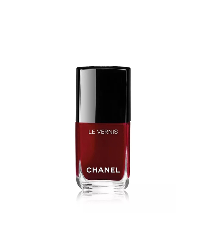 winter-nail-colors-2022-Chanel-Le-Vernis-in-Emblématique