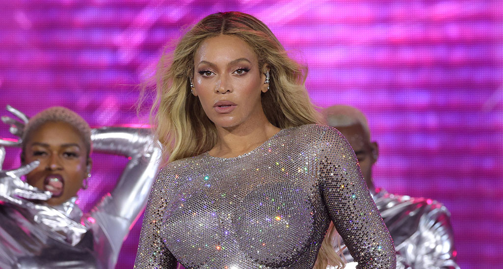 Beyonce%CC%81 Silver Body Suit CAT2