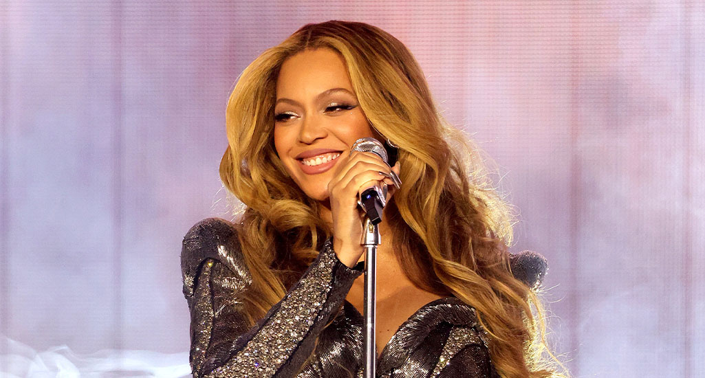 Beyonce%CC%81 Smiling and Performing On Tour CAT2