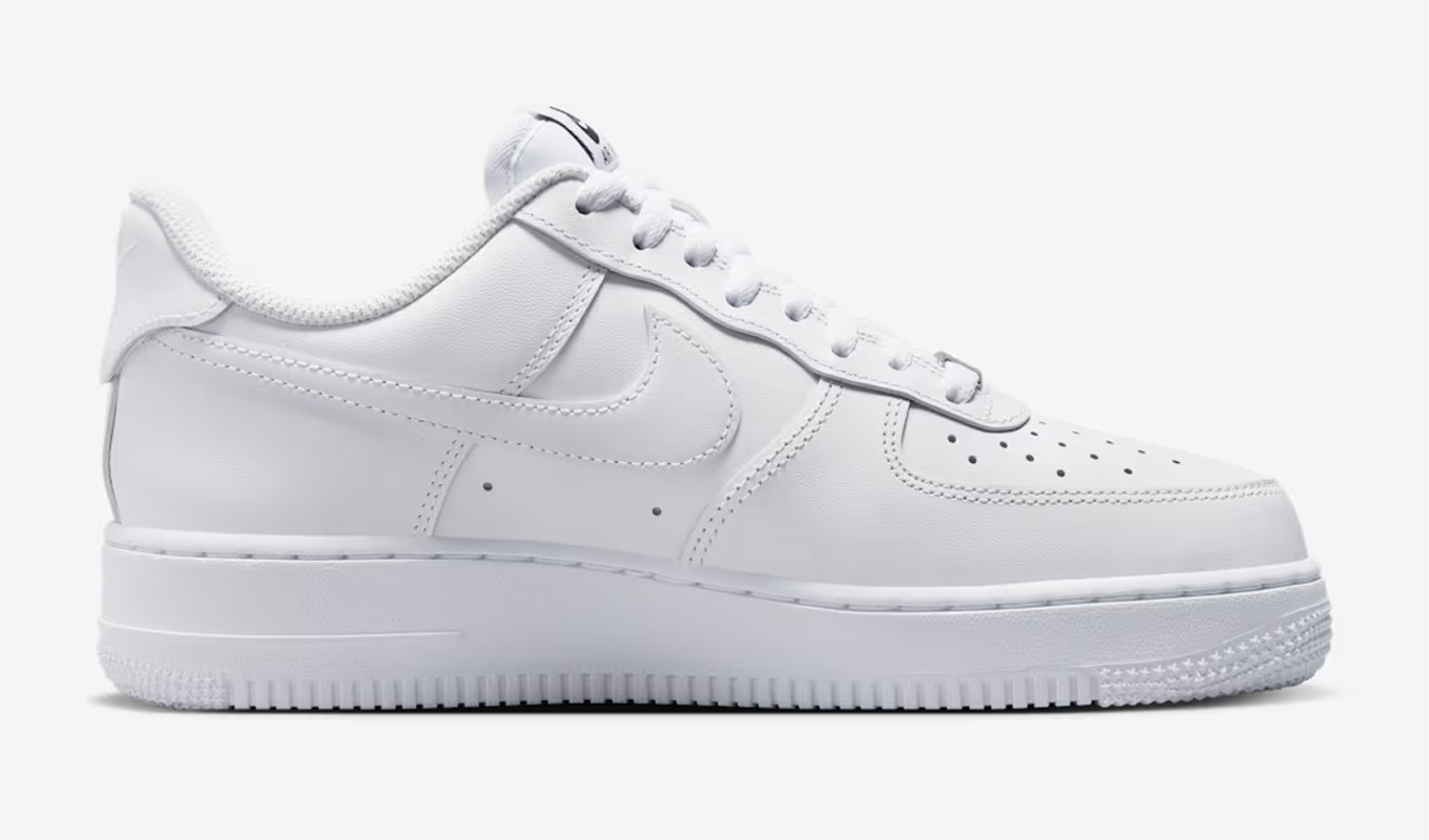 nike-black-friday-sale-white-sneakers