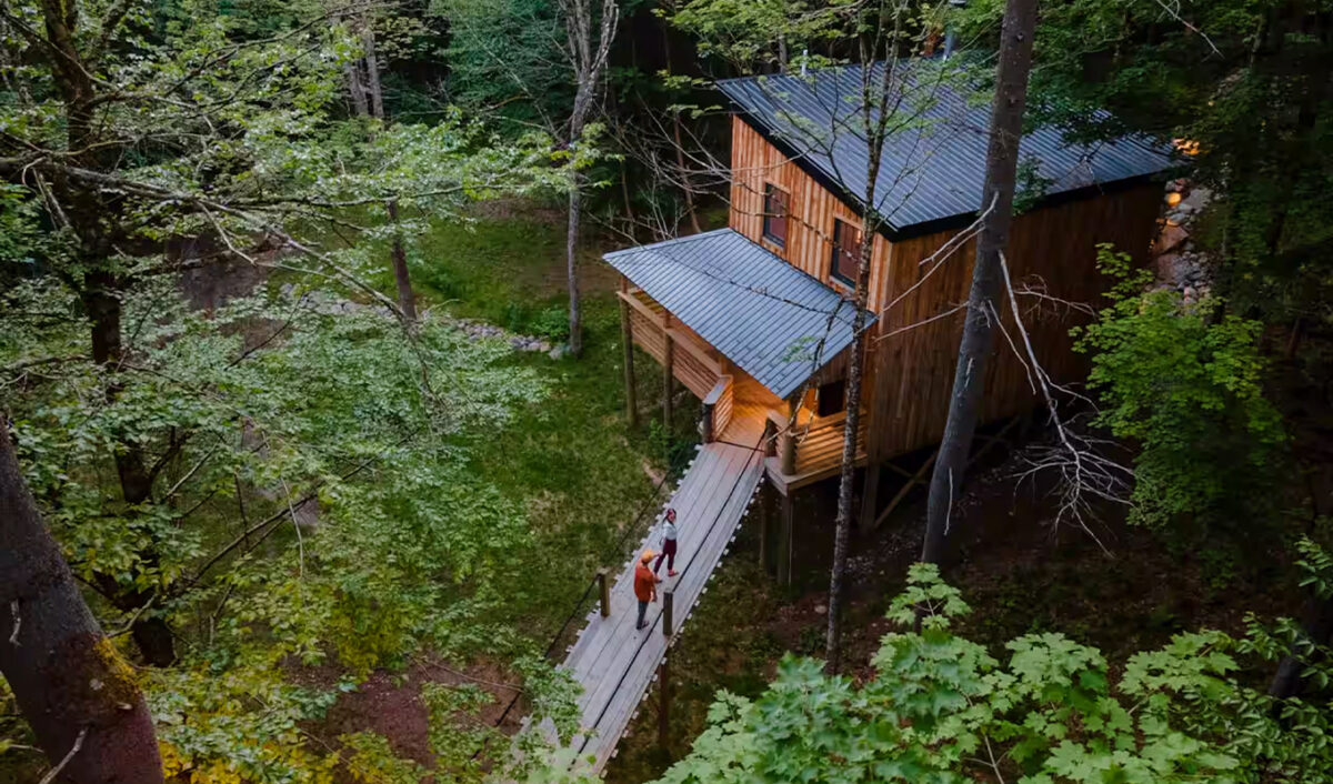 family friendly airbnbs in upstate new york: the treehouse at evergreen cabins