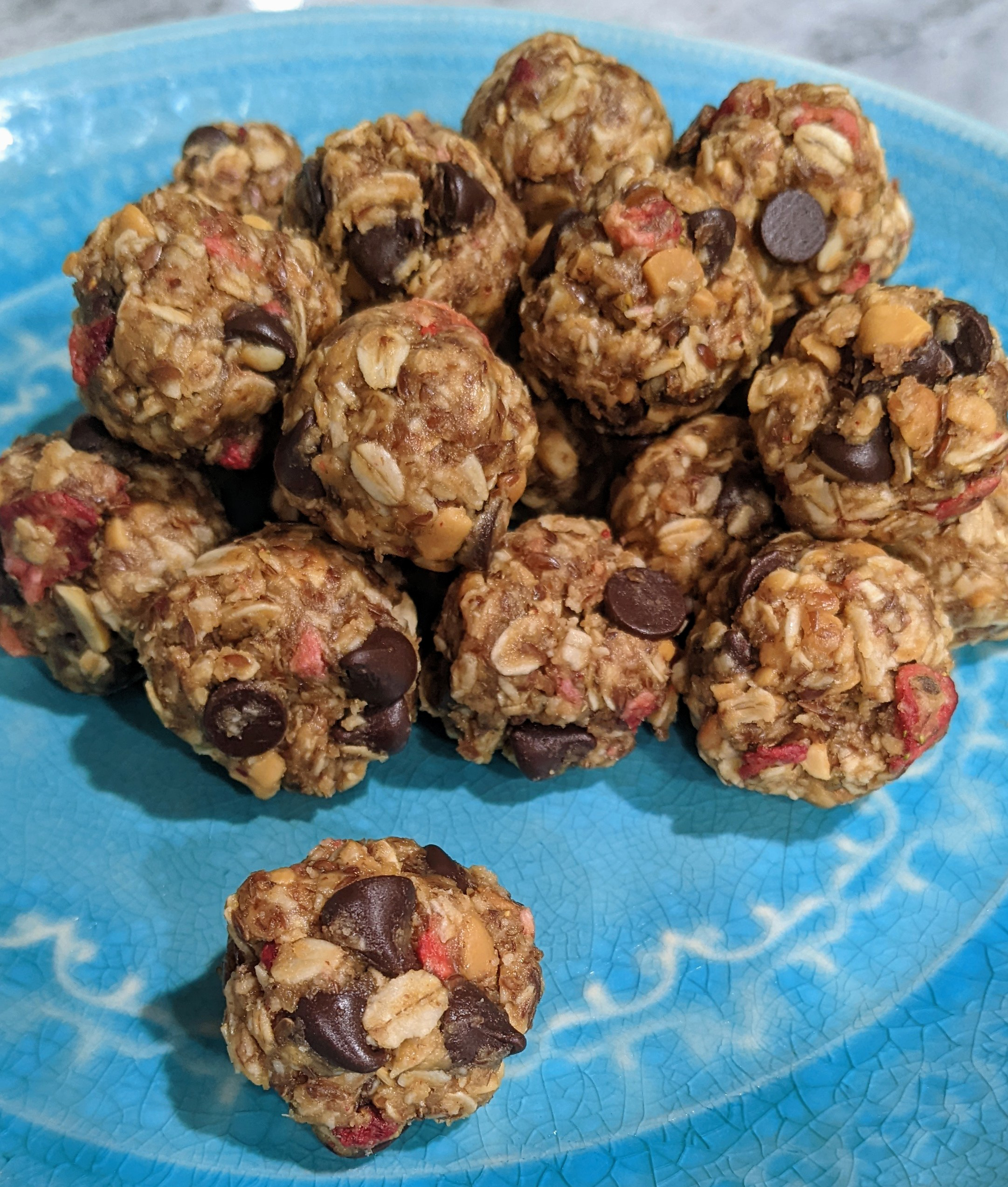 chocolate-strawberry energy bites