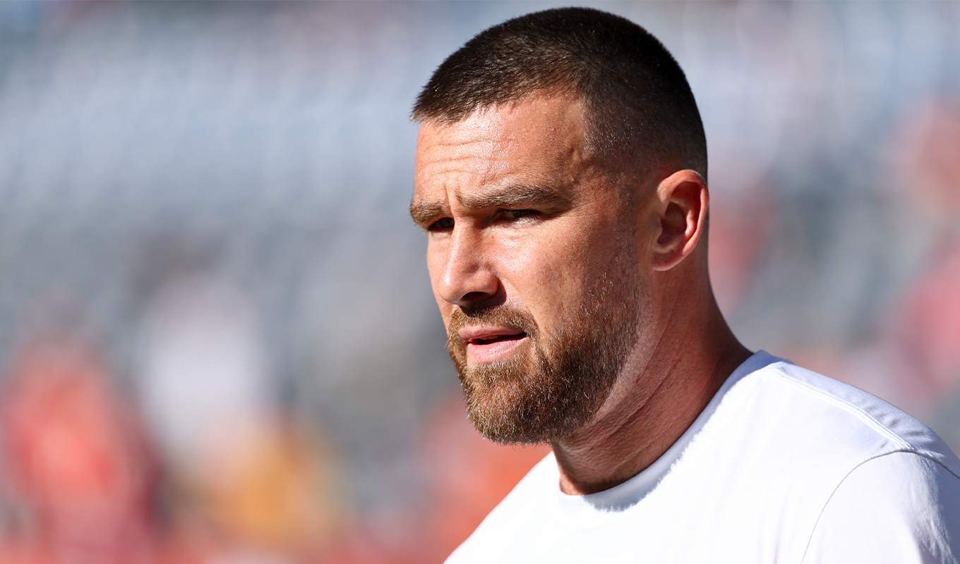 travis-kelce-serious-photo-chiefs-field