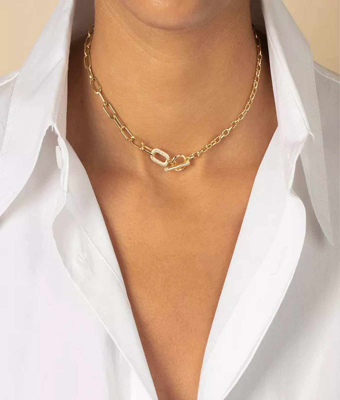 a gold chain link necklace