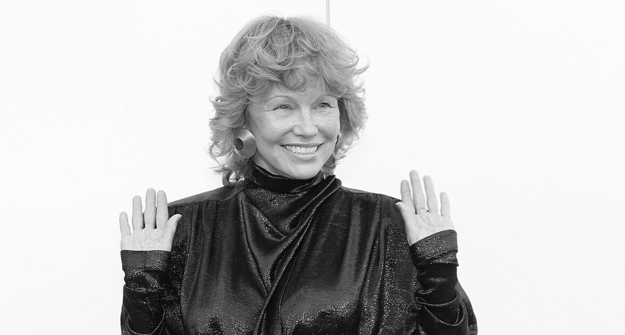 a photo of pam anderson in black and white