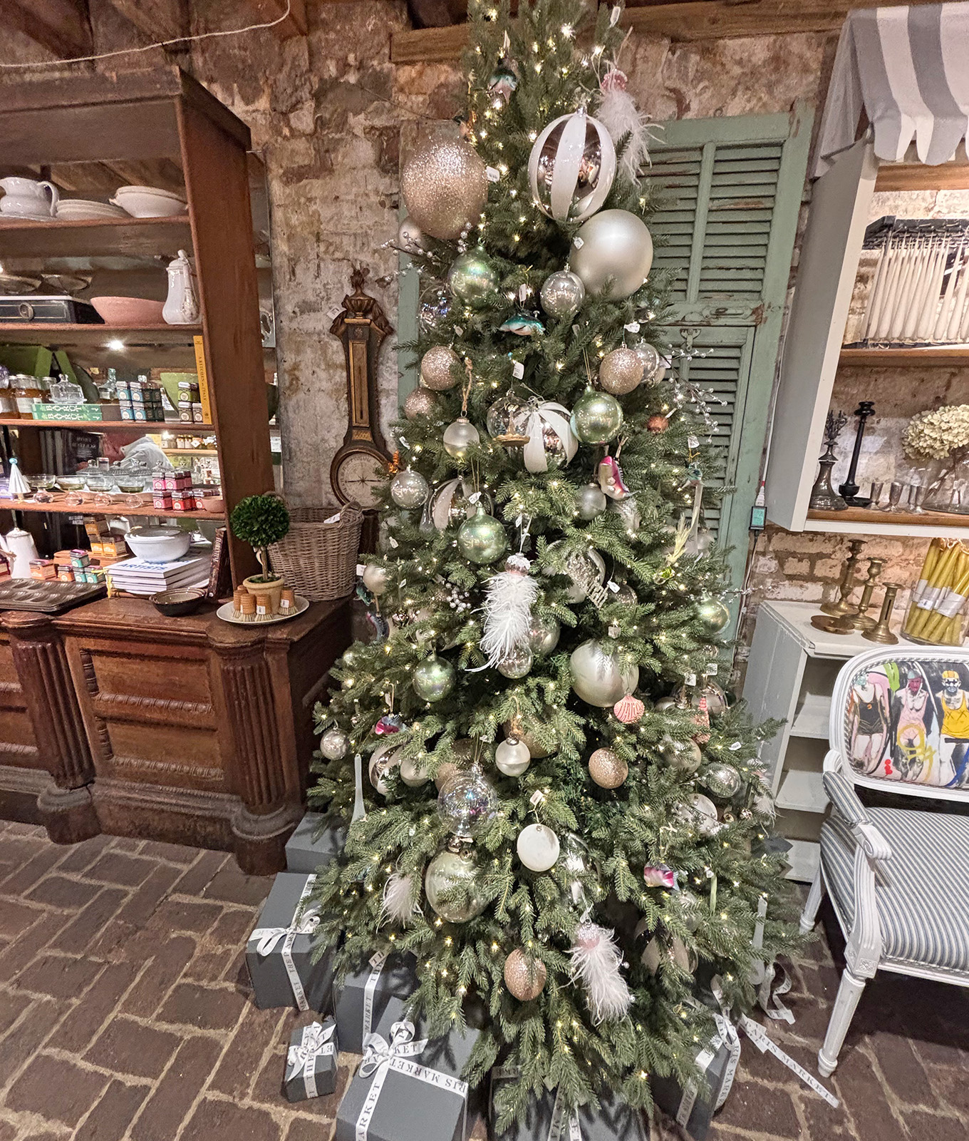 French Christmas decor: Decorated tree