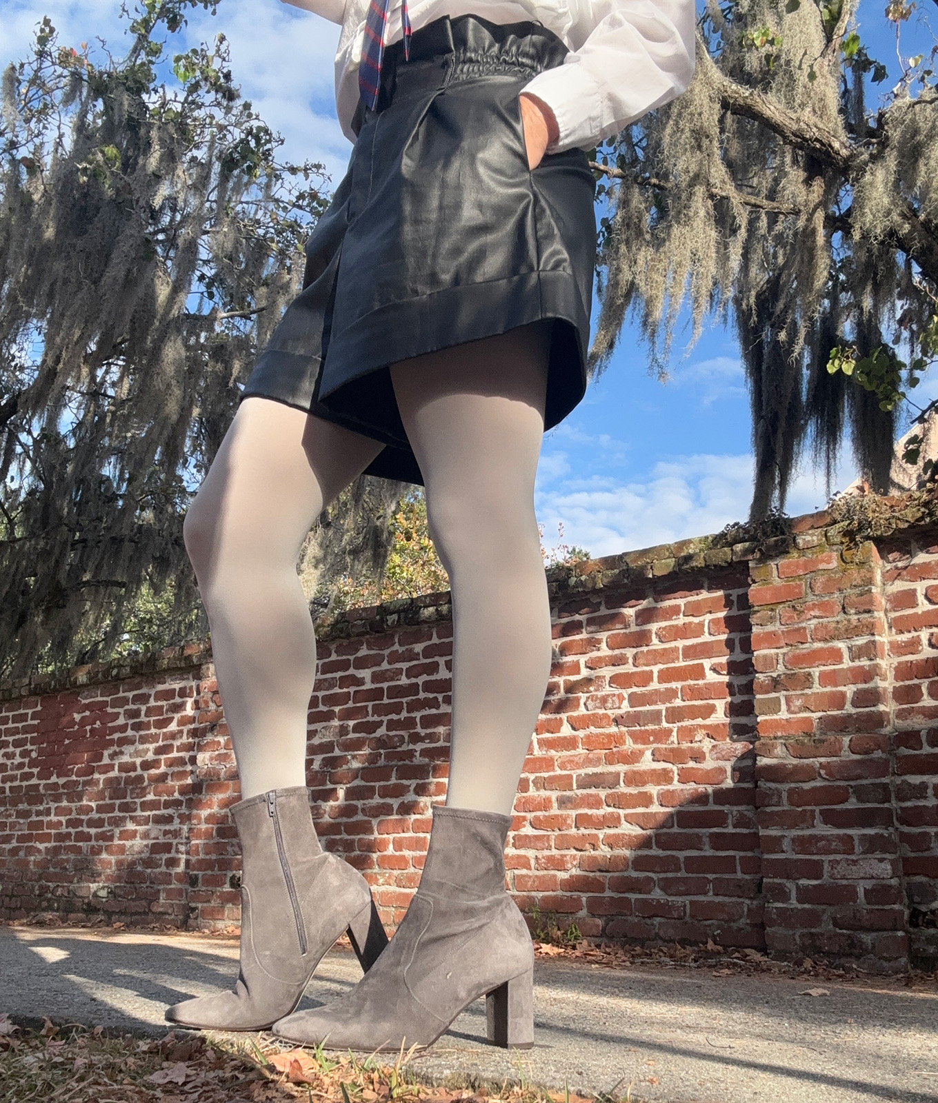 how to wear ankle boots with short legs: Coordinating tights and grey booties