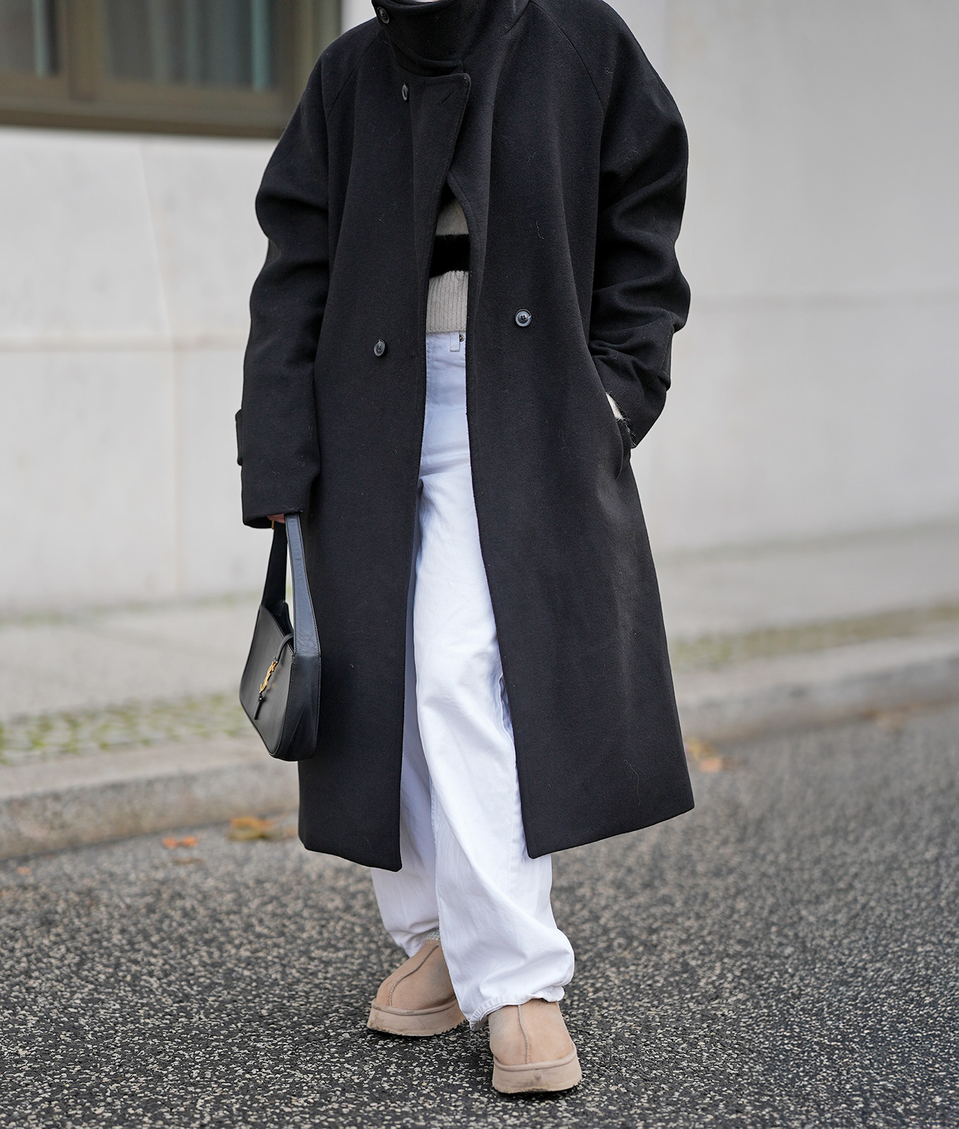 How to wear ankle boots with short legs: White pants beige Uggs outfit