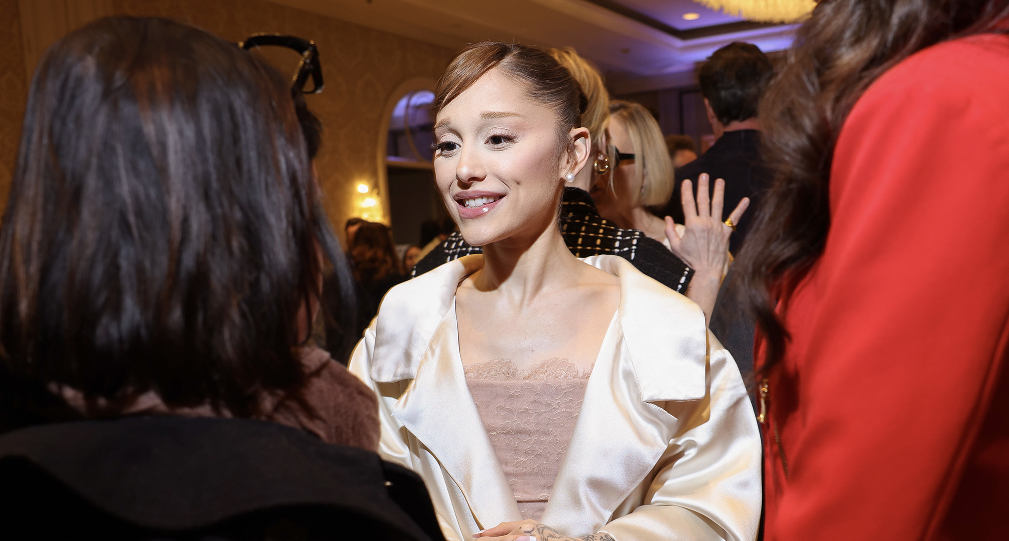 ariana grande golden globes universal