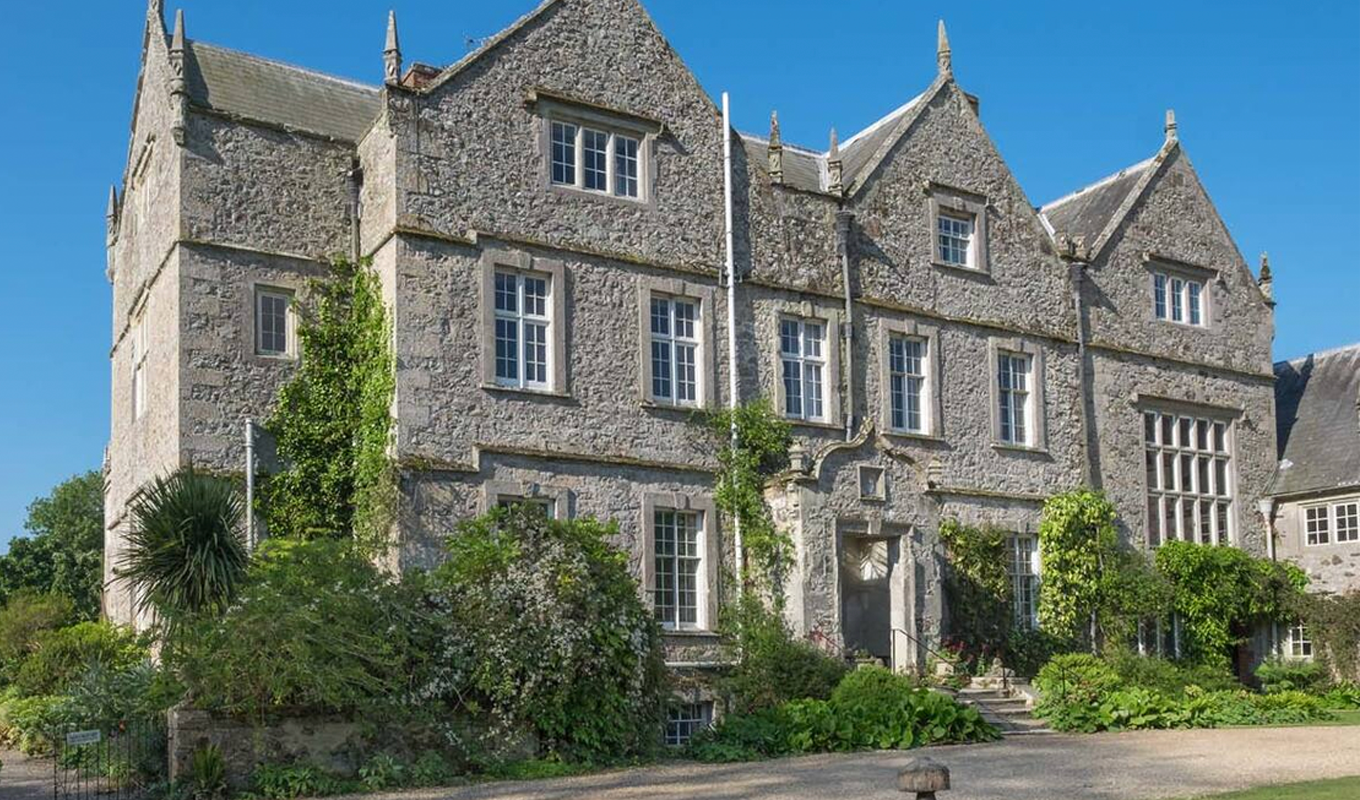 Bridgerton Inspired Airbnbs: Northcourt House exterior