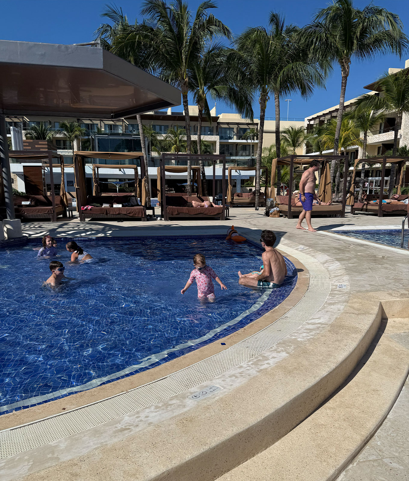 royalton-riviera-cancun-the-pool