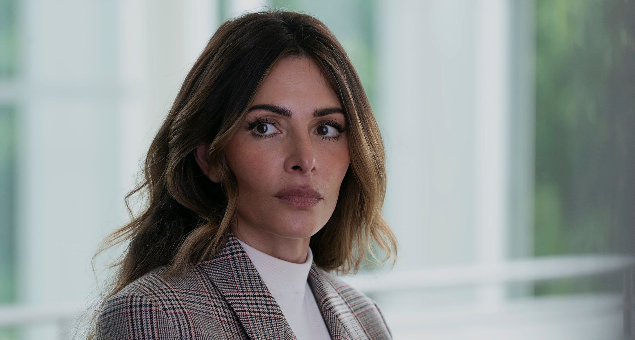 Sarah Shahi Paradis Hulu