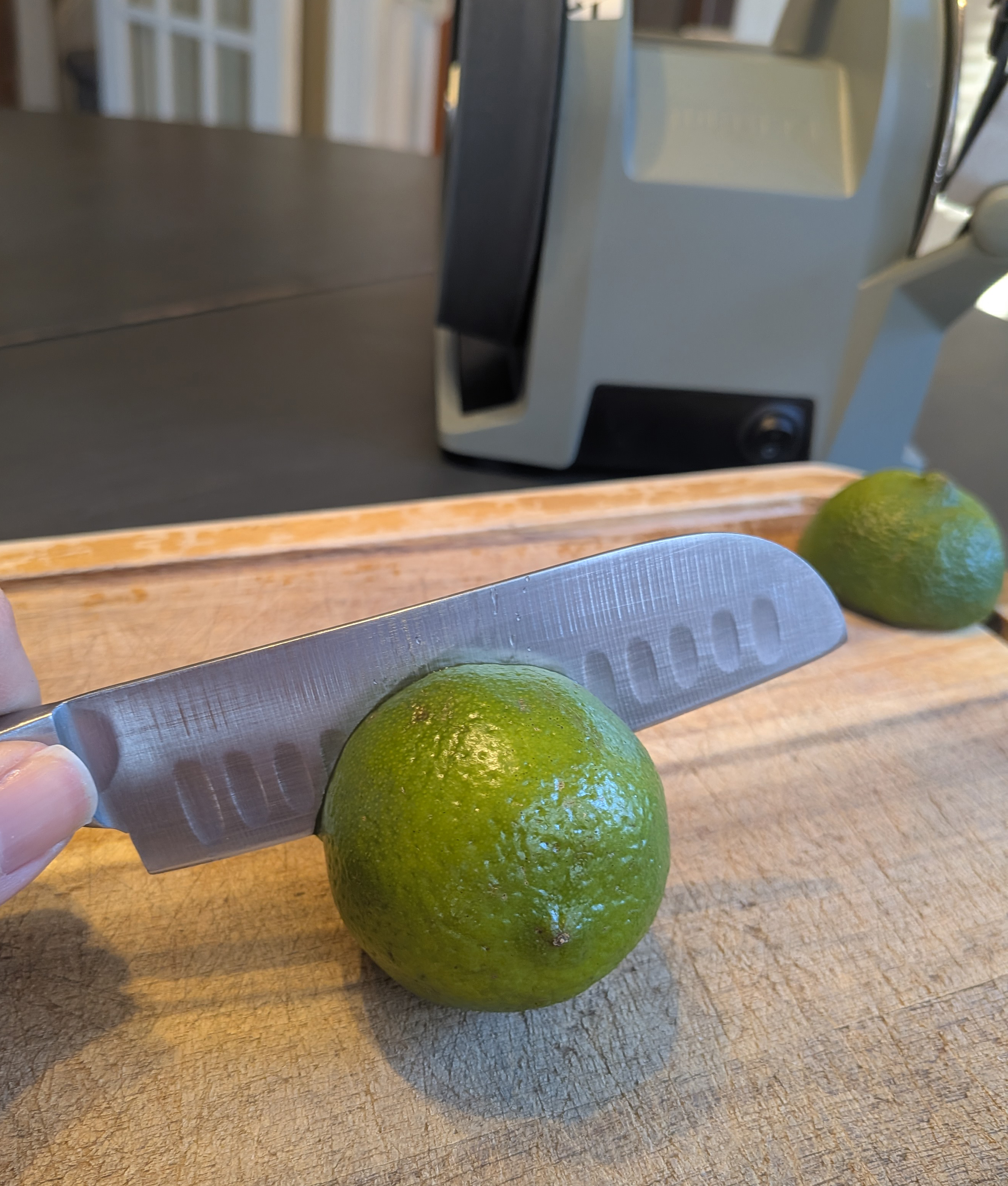 knife slicing lime