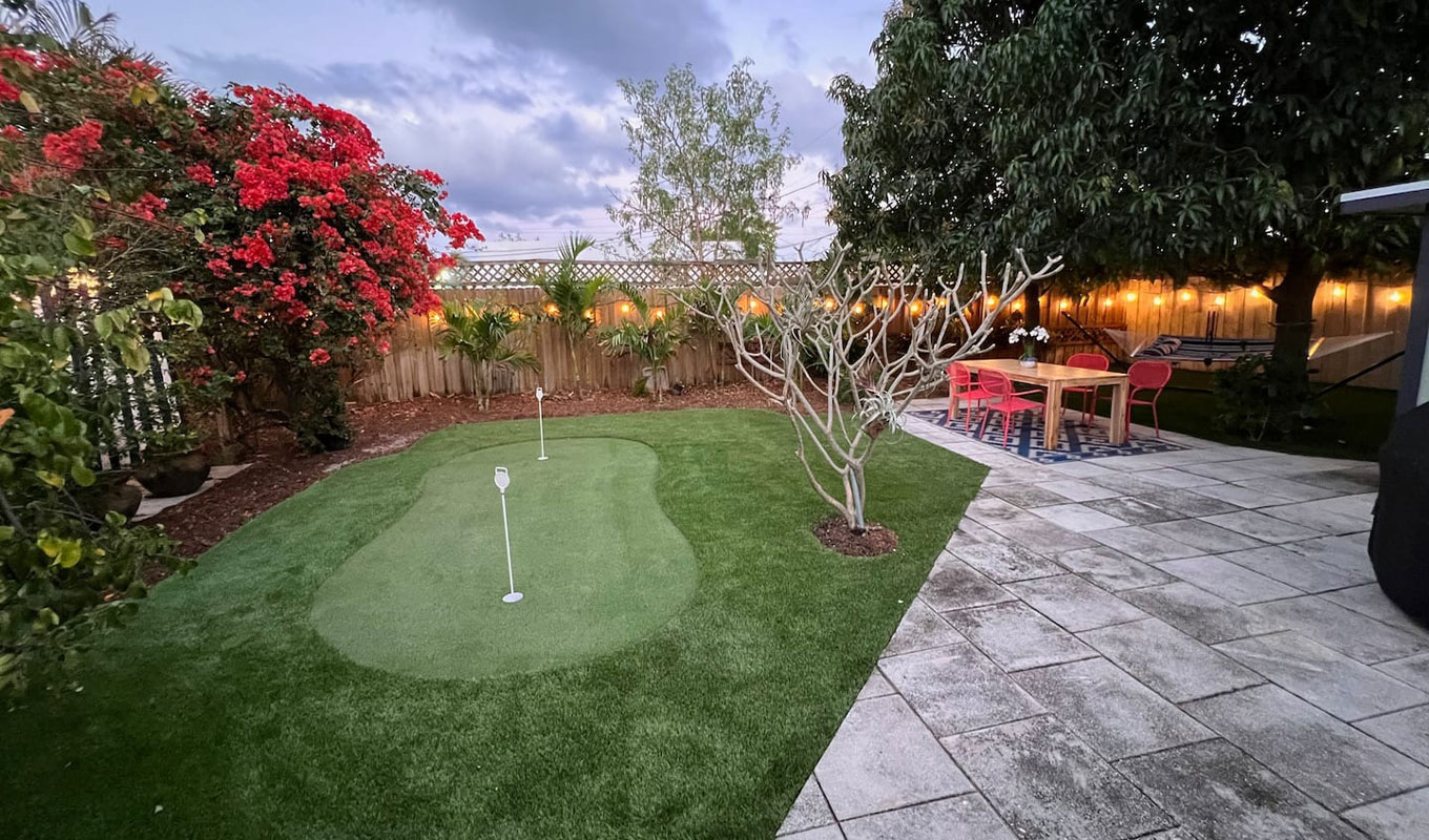 cottage-with-putting-green.