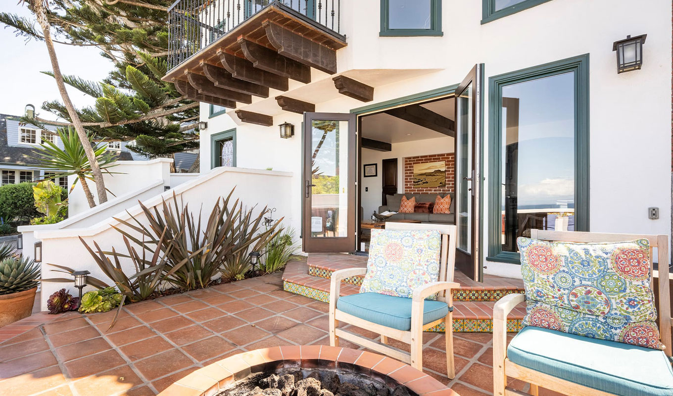 ocean-front-bed-and-bath.
