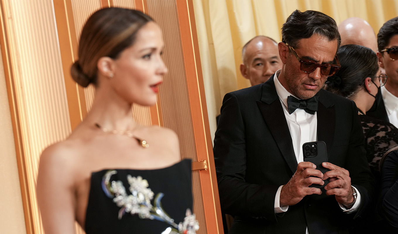 bobby cannavale snapping pics rose red carpet