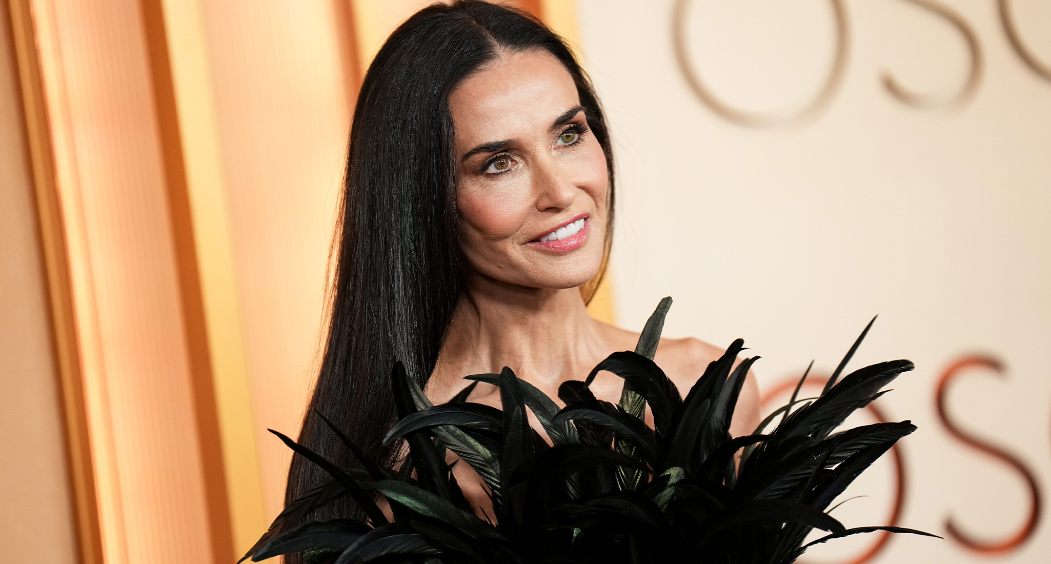 green on oscars red carpet uni 2