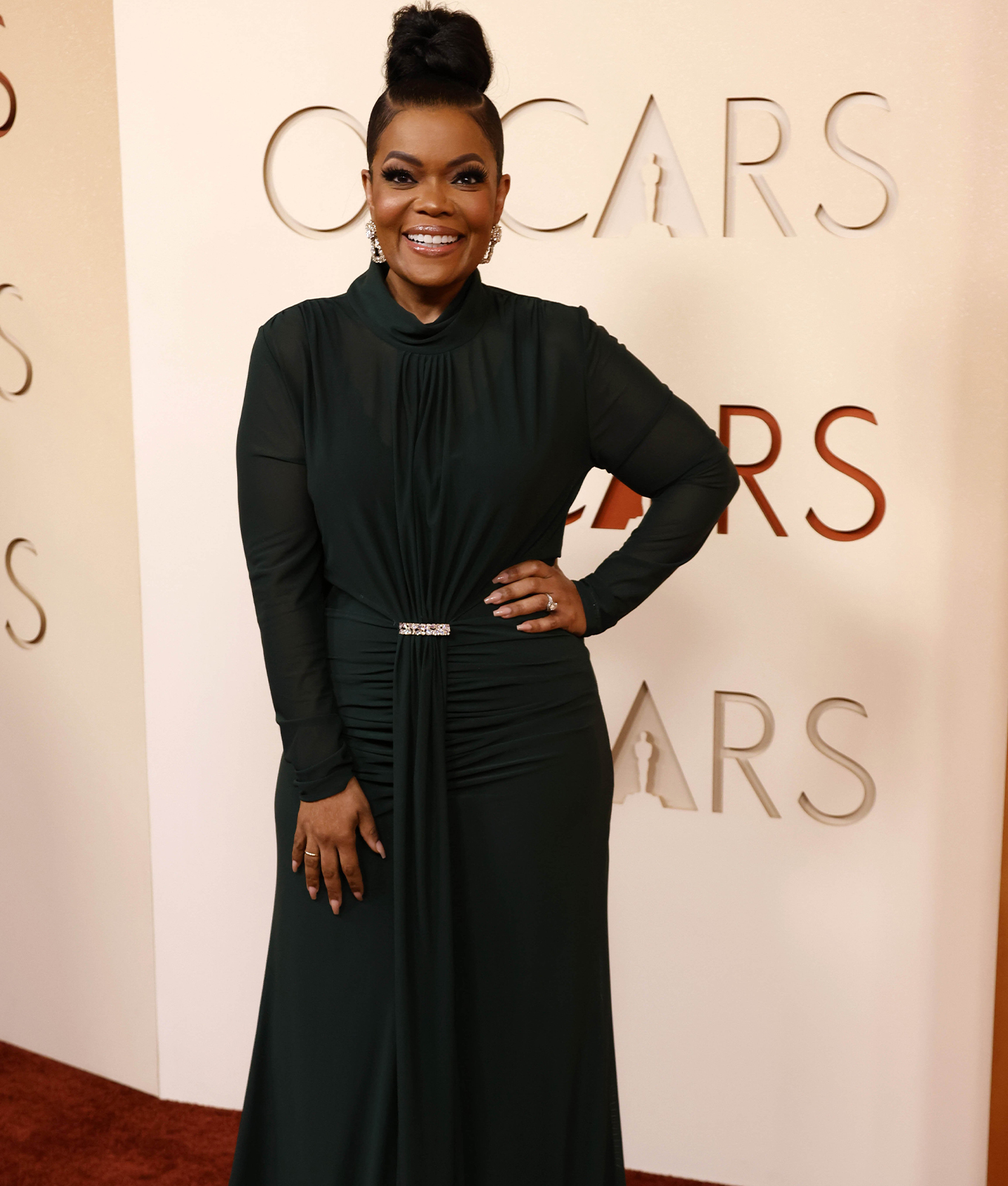 green on oscars red carpet yvette nicole brown