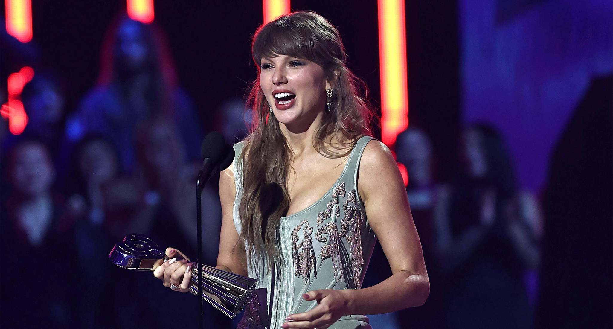 taylor swift travis kelce shoutout iheartradio music awards