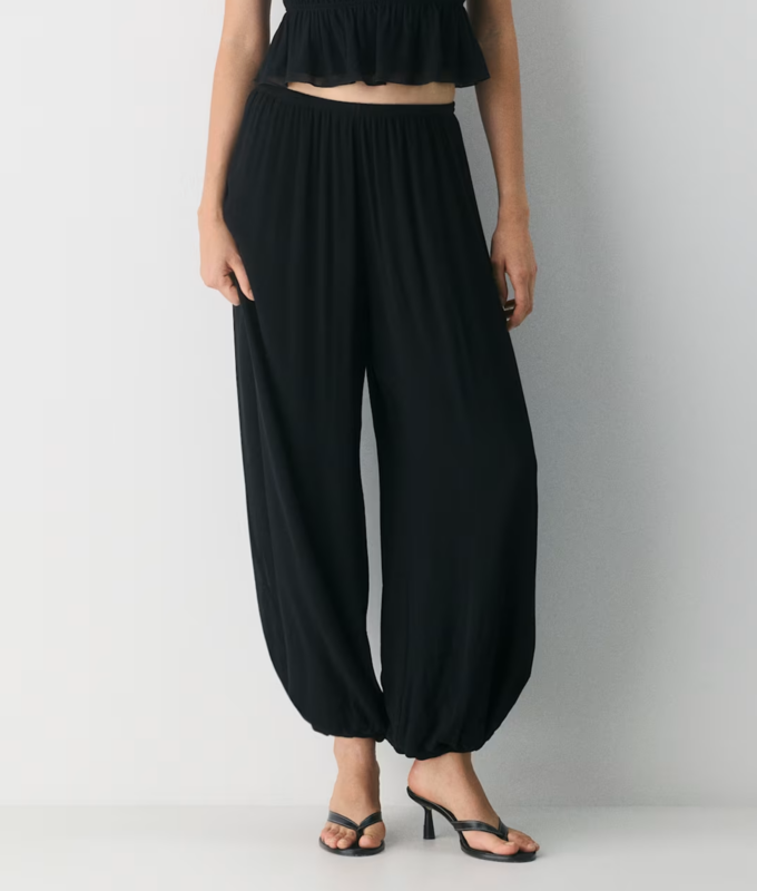 '90s Balloon Pant Trend: Aritzia Wilfred black balloon pant
