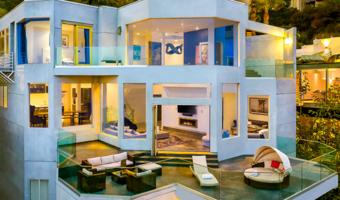 Best Airbnbs in LA for large groups: Modern home outdoor