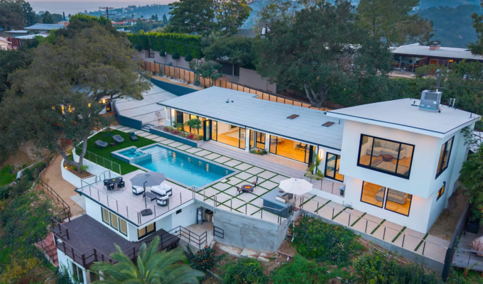 Best Airbnbs in LA for large groups: Modern home outdoor pool deck