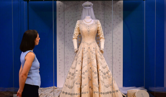 queen elizabeth wedding dress