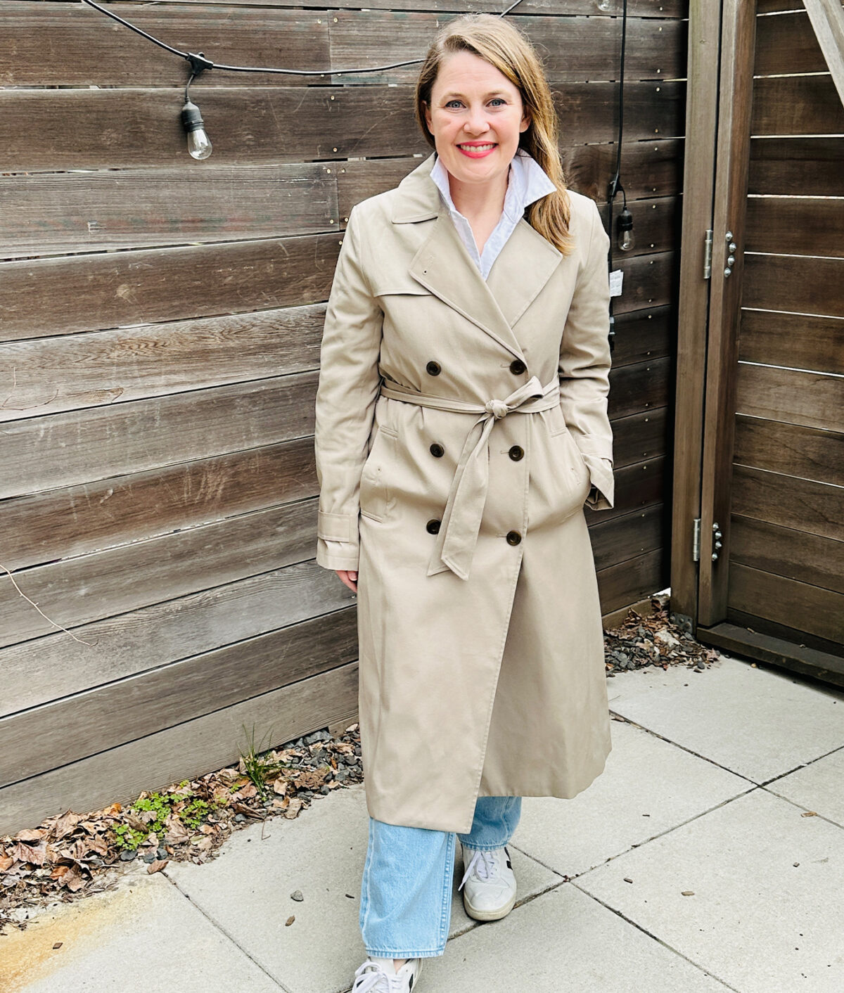 rules for wearing a trench coat: tie the belt