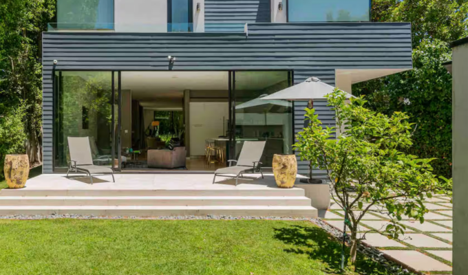 Best Airbnbs in LA for large groups: Modern home outdoor