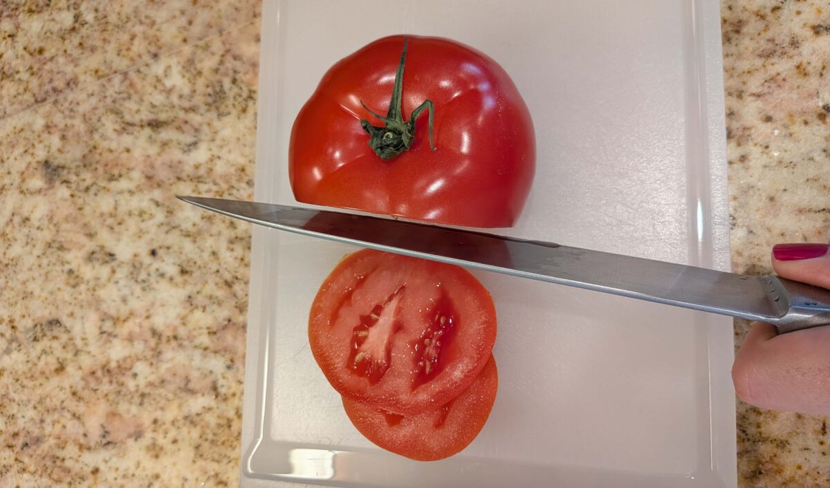 testing the knife's sharpness