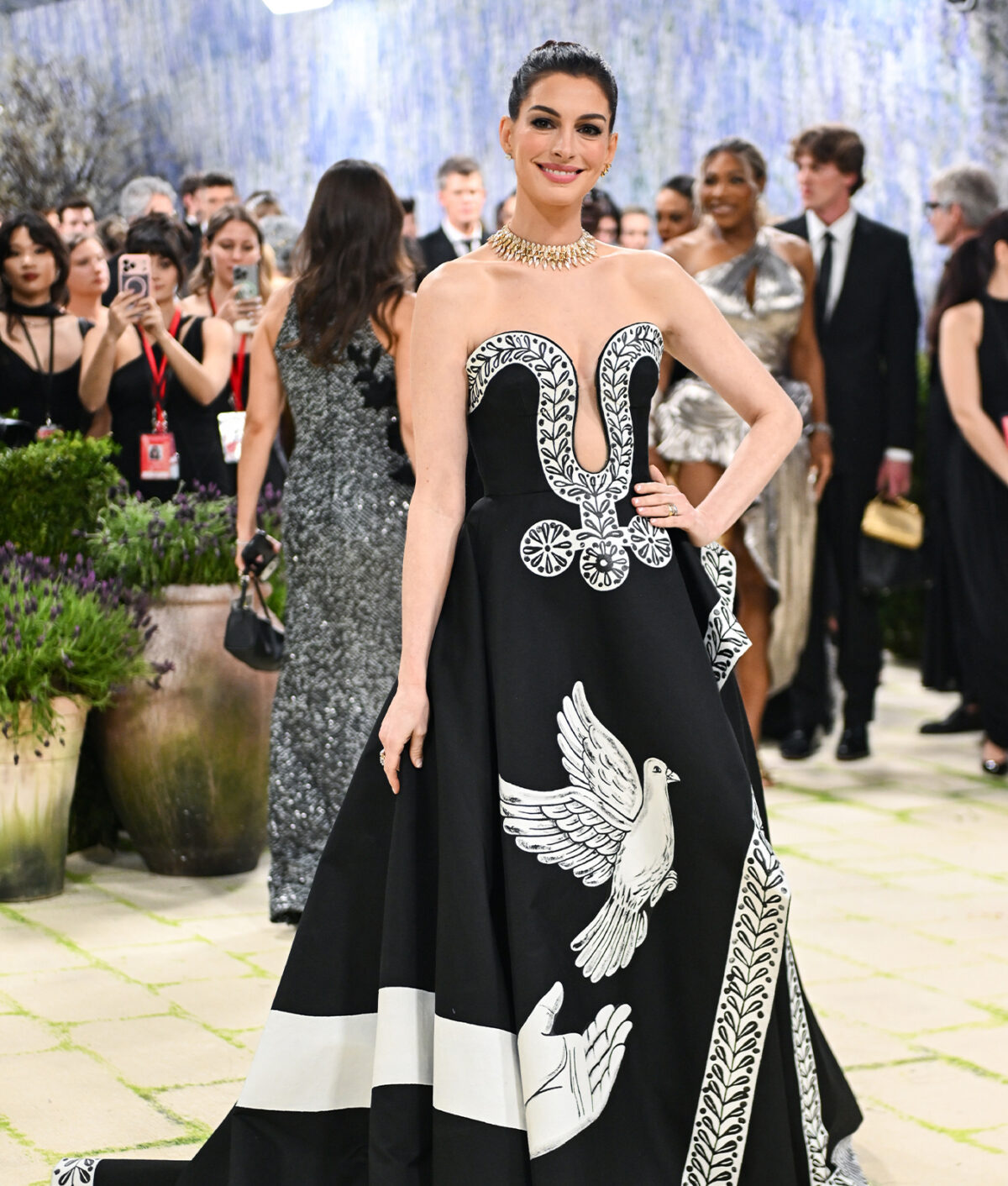 hand motif trend met gala: anne hathaway