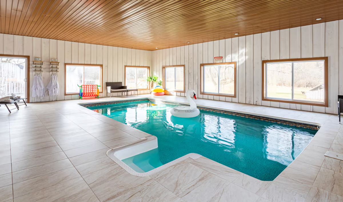 Airbnbs with pools in Upstate, New York: Indoor pool with swan floar