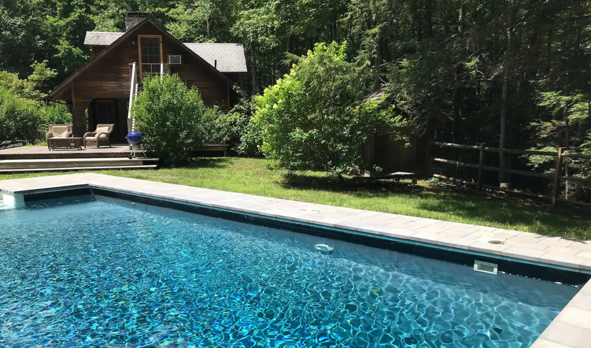 Airbnbs with pools in Upstate, New York: Outdoor pool
