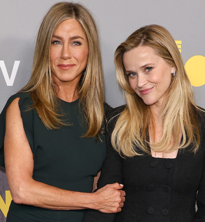 jennifer aniston hugs sobbing reese witherspoon