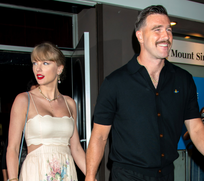 taylor swift and travis kelce walk down street