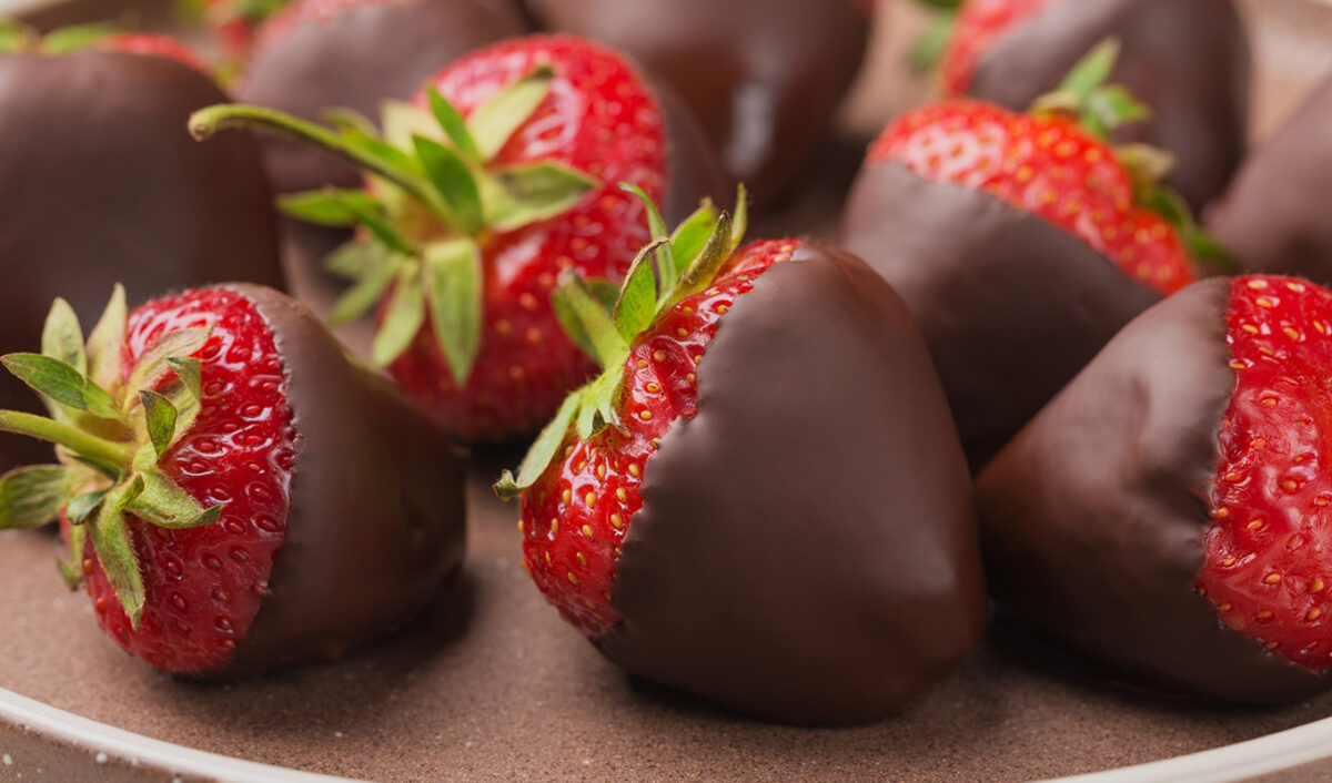 snacks-for-gut-health-Dark Chocolate Strawberries