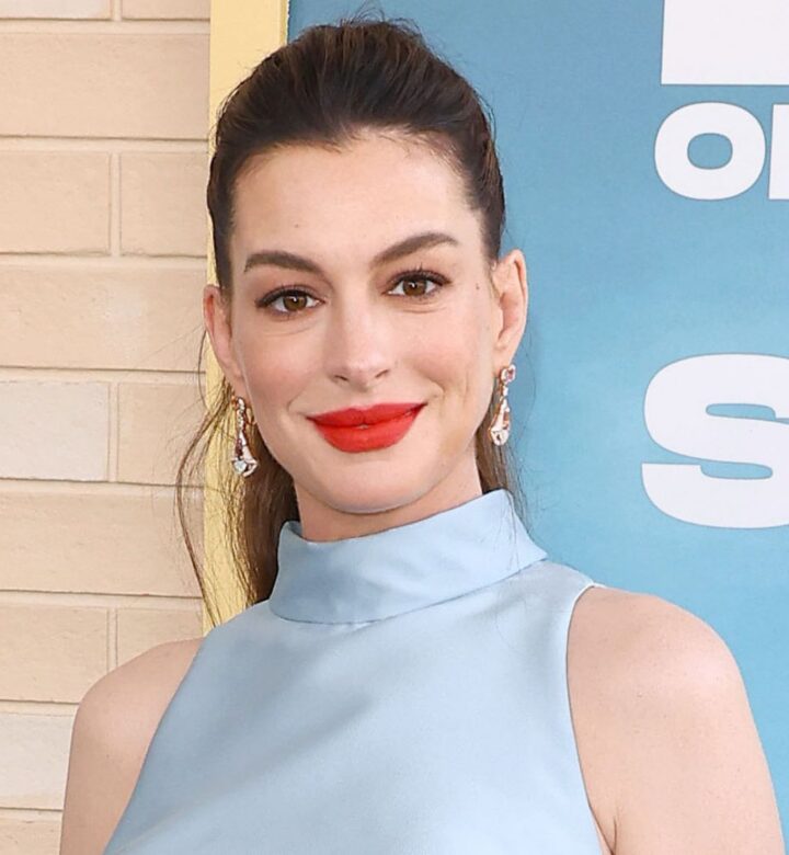 Pregnant Anne Hathaway 720x780