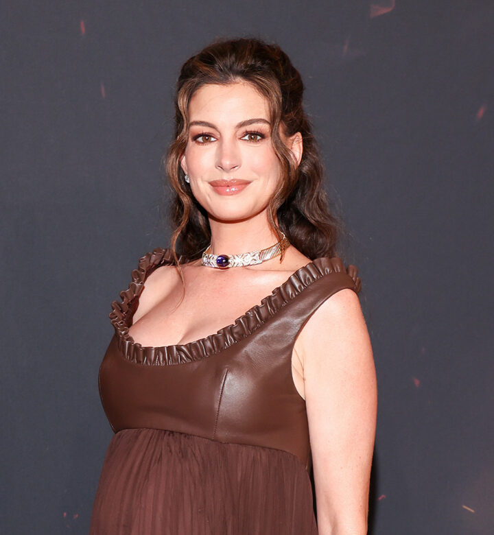 anne hathaway bares baby bump the end of oak street premiere uni 720x780