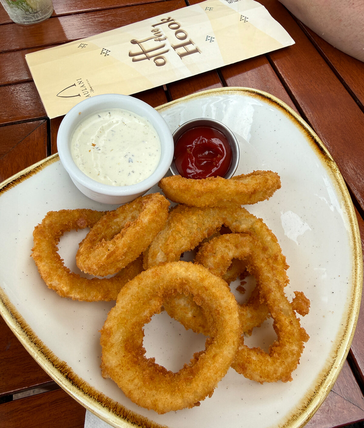 aulani-disney-resort-spa-review-off-the-hook-onion-rings