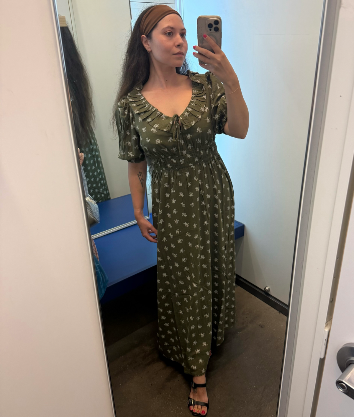 Old Navy Petite Fall 2026 Try-on: Original photo of Stephanie Maida in green floral maxi dress