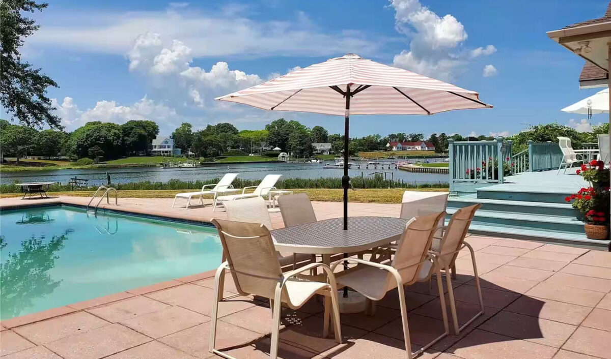 hamptons-waterfront-escape-hamptons-bay-ny