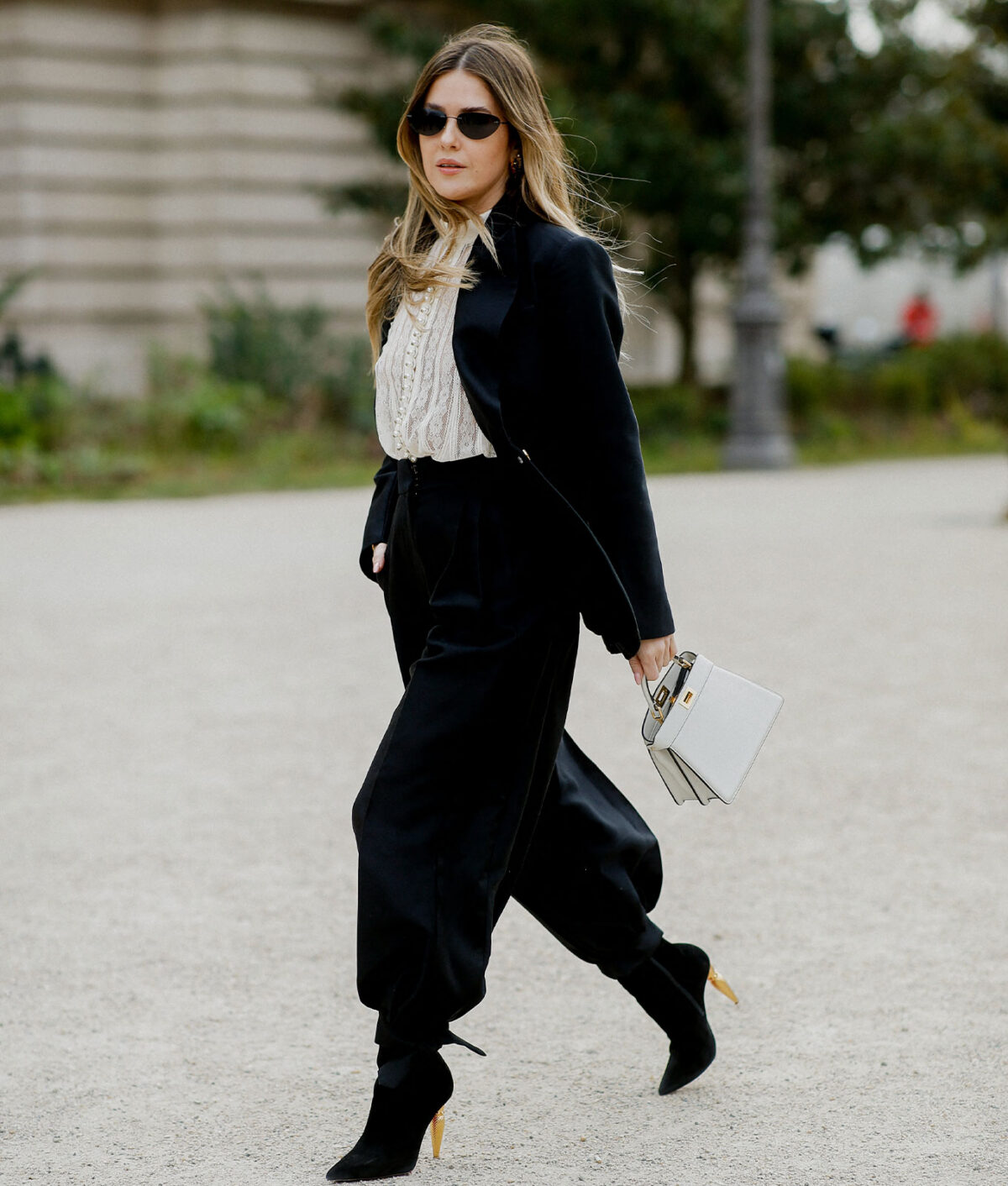 fall-capsule-wardrobe-suede-boots.
