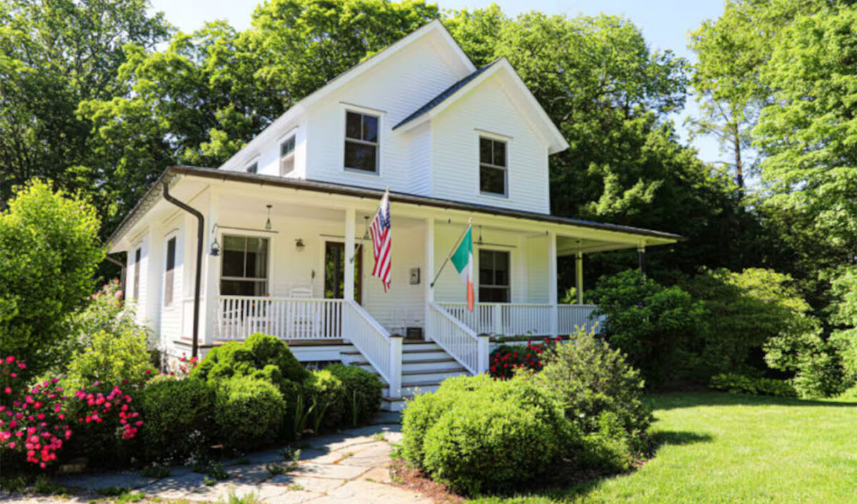 gilmore-girls-airbnbs-farmhouse-stay