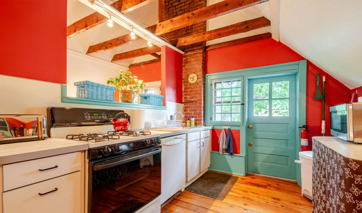 gilmore-girls-airbnbs-loft-queen-anne-row-house-historic-district