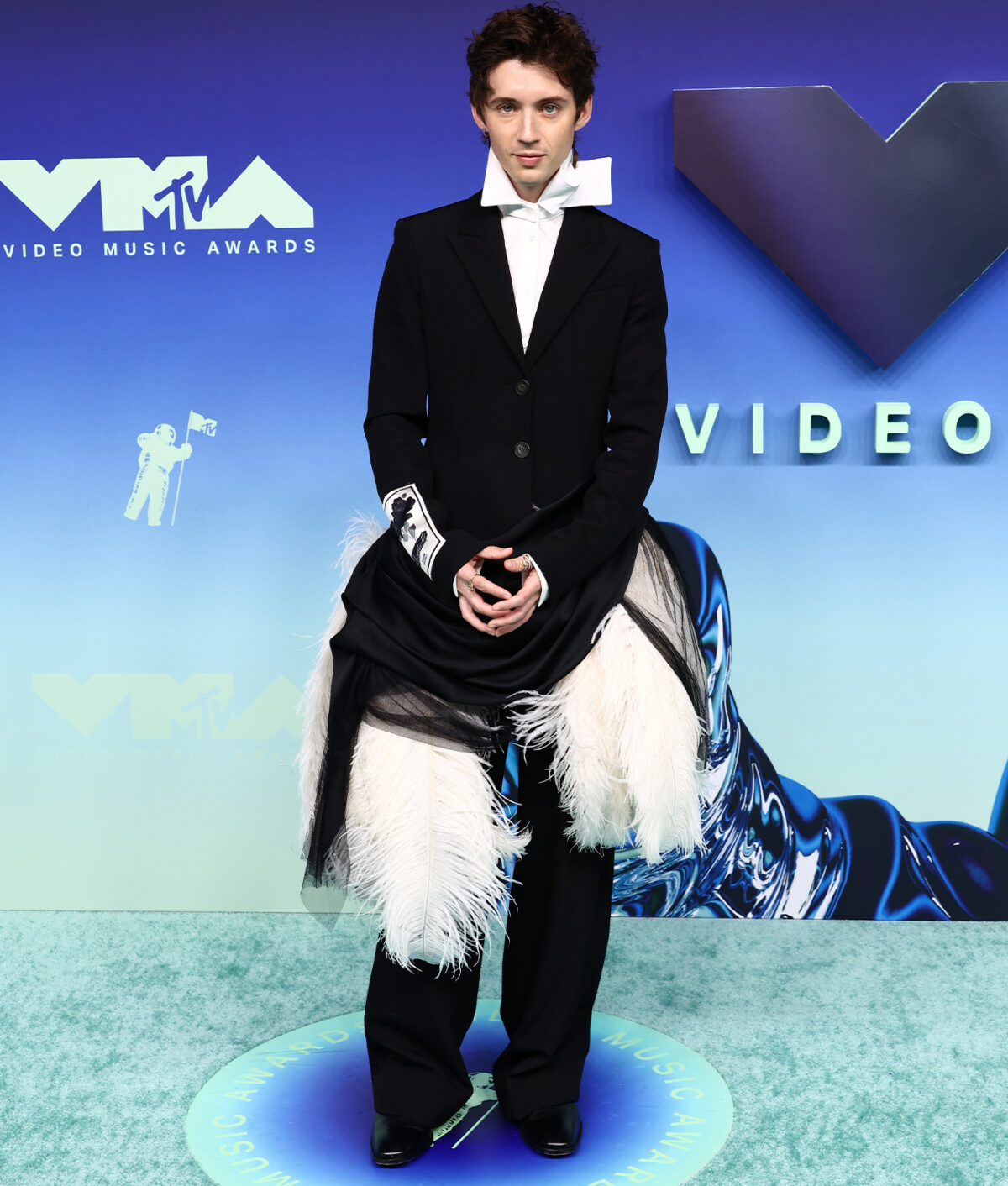 mtv vmas red carpet Troye Sivan 1200x1412