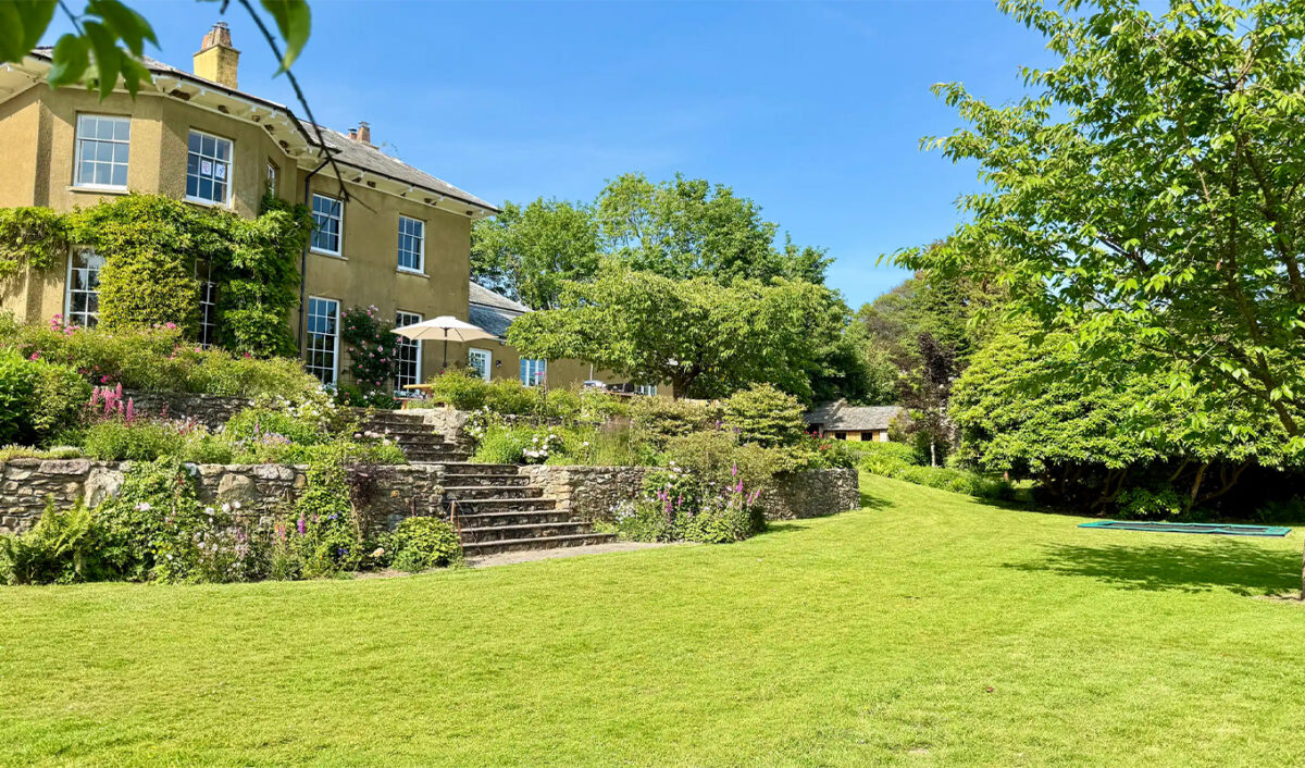 sense and sensibility airbnbs: Beachborough Country House